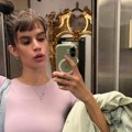 Zavela 32 godine starijeg profesora, poznatog glumca: Sad pozira u miniću, Marija zapalila mreže