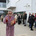 "Ako me puste, biće divno" Beograđanin objasnio zašto je došao u bade mantilu na glasanje: Društvo mu je pravila jedna kuca…