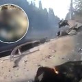 Jedan vojnik prepolovljen, drugom fale delovi tela! Stravičan snimak sa fronta, dron uništio oklopno vozilo (video)