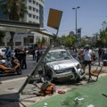 Kolima uleteo u masu, pa ubadao nožem: Najmanje sedam ranjenih u napadu u Tel Avivu (video)