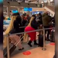 Da li je ovo šala? Žene su krišom snimljene na aerodromu: "Da moram da stojim iza njih, bio bih na oprezu"