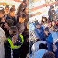 Šok na groblju: Pop legao ispred kapije da spreči sahranu, intervenisala policija