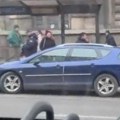 Dovoljan je samo jedan BAHATI bezobraznik: Stali tramvaji na Slaviji jer se gospodin parkirao posred šina?! (VIDEO)