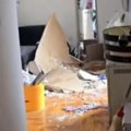 Slike užasa nakon oluje Nevreme razorilo stan na Altini, pao plafon, izolacija visi, sav nameštaj uništen (video)
