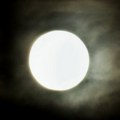 Ovakav Mesec niste videli: Neverovatna scena na nebu iznad Novog Sada: Ljubitelji astronomije uživaju