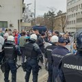 Uhapšen profesor Dejan Stanišić na protestu ispred Narodnog pozorišta u Leskovcu