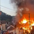 Prvi snimak velikog požara u priboju: Vatra guta porodičnu kuću, vatrogasci na terenu