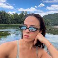 "Nijedno more ne može da o'ladi ove letnje dane kao naša Drina" Ćerka poznatog voditelja letuje na reci i pije pivo: Pokazala…