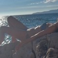(Foto): Srpska glumica (42) se razgolitila, popustile joj kočnice: Skinula se, pa pozira na steni - Pokazala top formu u 5…
