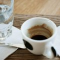 Zašto u kafiću dobijamo čašu vode uz espreso? Pravite grešku ako ne uzmete ni gutljaj, a nikad ne tražite led
