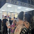 U Leskovcu policajcima u lice slike njihove brutalnosti – VIDEO