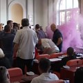 Haos u Zaječaru: Privatno obezbeđenje bije i davi opozicionare (video)