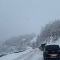 Vozači, pažnja: Sneg do 5 cm na ovim deonicama u Srbiji!