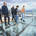 Brnabić obišla stakleni vidikovac na vrhu Kablara: Testiranja pokazala da je maksimalno bezbedan, upotrebna dozvola uskoro
