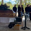 Miroslav Ilić stigao na sahranu svog brata: Bolne scene iz Mrčajevaca, pevač zaplakao čim je video kovčeg (foto)