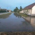 Obilna kiša potopila bašaid: Nevreme u okolini Kikinde, padao i led ( Foto)