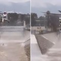 U akciju spasavanja uključen helikopter Muškarac skočio u kanal kako bi spasao svog psa, usledila agonija (VIDEO)