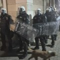 Protest i u Kraljevu: Policija u opremi za razbijanje demonstracija u blizini prostorija SNS