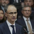 Premijer Macut osudio skrnavljenje cveća ostavljenog za žrtve pada nadstrešnice u Novom Sadu