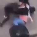 Drama na ulicama prestonice: Bračni par sa detetom vukli po ulici, pokušali otmicu! (video)