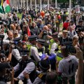 Najveće masovno hapšenje u istoriji Engleske Evo koliko je demonstranata privedeno zbog podrške zabranjenoj palestinskoj…