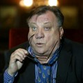 Halid Bešlić imao neočekivanu posetu u kliničkom centru! Bolesnog pevača obišao ovaj ugledni muškarac, doneo mu poklon i…
