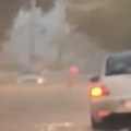 (Video) Kola zaglavljena, potop na ulicama! Nevreme jako udarilo u ovoj balkanskoj zemlji, mapa se crveni, a najgore tek…