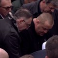 Sin dino oprostio se od oca Halida Bešlića: Tužan prizor na groblju u Sarajevu: Pevač otišao u večnost
