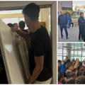 Gimnazijalci iz Bačke Palanke skinuli vrata kabineta novog direktora, a potom mu pružili sendvič i oterali ga VIDEO