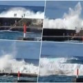 (Uznemirujuće) džinovski talasi udaraju o kopno i ubijaju ljude! Horor snimci sa popularne turističke destinacije! (foto/video)…