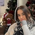 Ćerka Željka Mitrovića okitila jelku, na njoj nema čega nema: Milica pokazala idilu, a okolo brdo poklona