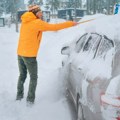 Čišćenje snega može ozbiljno da ugrozi zdravlje: Lekari savetuju poseban oprez ovoj grupi ljudi