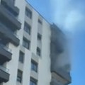 Gust dim kulja na sve strane: Veliki požar u stambenoj zgradi u Nišu (video)