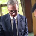 Vučić u Kini ostavio autogram na košarkaškoj lopti sa brojem 577