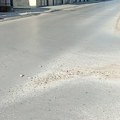 Posle radova, šljunak rasut po ulici: Pa, šta?
