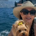 "Jedna je Neda Ukraden" Pevačica u 75. godini pleni na plaži: Skinula se u kupaći, a na glavi šešir i naočare - evo ko joj…