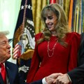 Сви гледали у жену иза Трампа: Снимак из Беле куће постао виралан, питају се да ли је стваран