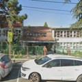 Muškarac u alkoholisanom stanju upao u školu jer su ga učenici vređali na pijaci