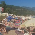 Scena sa crnogorske plaže zgrozila ljude: „Ovo je horor, ne bih ovde boravila ni 5 minuta“