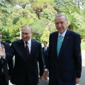 U toku sastanak u sočiju: Gledajte kako Putin dočekuje Erdogana ispred rezidencije, rekao mu baš ono što je želeo da čuje…
