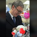 Vučić kupio deci poklone u Davosu (video)