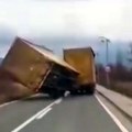 Vetar "bacao" kamion kao igračku: Vozač u Bihaću se pukom srećom spasio: "Svaka čast za reakciju" (video)