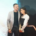 Biković na ulici u strasnom zagrljaju sa suprugom Ivanom: Objavili i fotografiju sa sinom FOTO