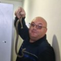 Krenuo da se presvuče, pa doživeo šok: Vladica iz ormara u Vranju izvukao zmiju, koleginice umalo pale u nesvest