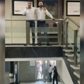Savo Manojlović i aktivisti Kreni-Promeni izašli iz zgrade opštine Čukarica nakon što su u njoj prespavali: Problem s…