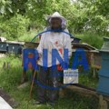 On je najstariji pčelar u Srbiji, za sezonu izvrca na stotine kila meda: Deda Staniša iz sela Dobrnje ruši vsve predrasude…