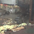 Zbog jakog nevremena pao deo krova sa zgrade u Mladenovcu (VIDEO)