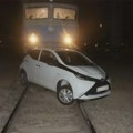 (FOTO) Pijana žena zaglavila se automobilom na šinama, a stizao je voz - mašinovođa spasio situaciju u Zagrebu
