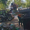 ZA POHVALU: Radnici JKP „Čistoća i zelenilo“ Zrenjanin jutros su uklonili dve mini divlje deponije Mini deponije