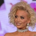 Ne mogu da skrenu poglede! Dušica Jakovljević pokazala grudi i raspametila pratioce (foto)